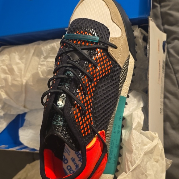 Sneakers - Picture 5 of 6